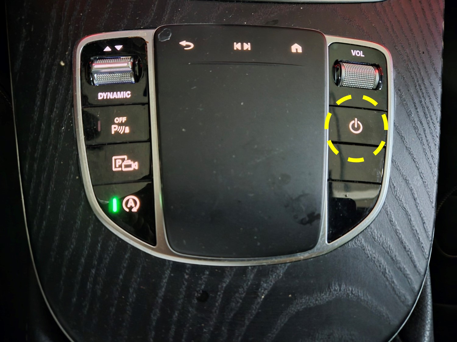 벤츠 센터콘솔 터치패드 우측의 전원 버튼 및 볼륨 다이얼, 하단에 주행 모드·카메라 버튼이 함께 배치된 모습