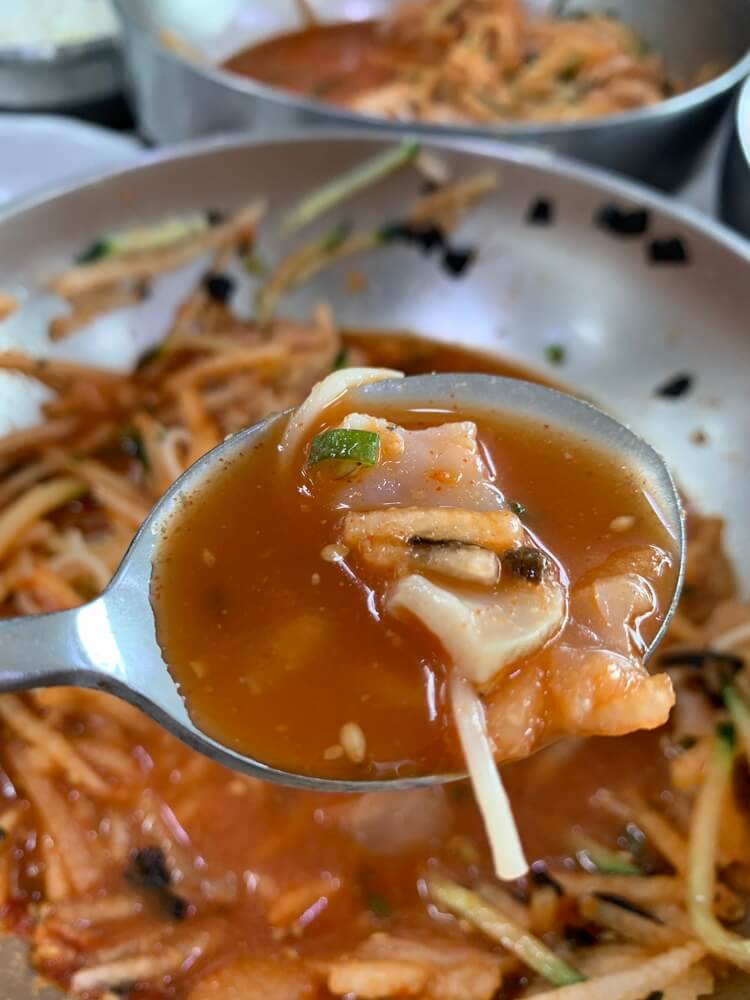 숟가락에 떠져있는 육수