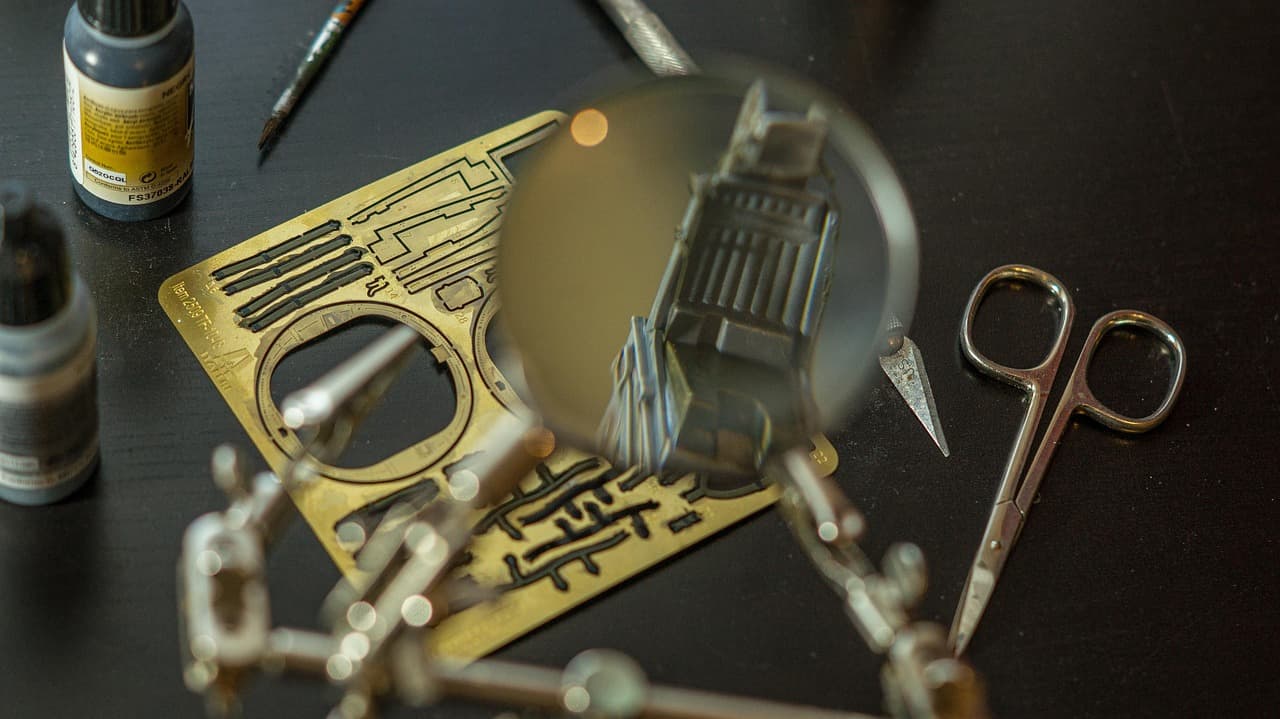 미니어처 제작을 위한 세밀한 작업 공간 꾸미기