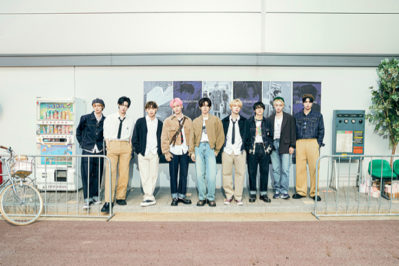 제로베이스원 일본 EP 1집 'PREZENT' 단체 이미지. [사진=웨이크원]