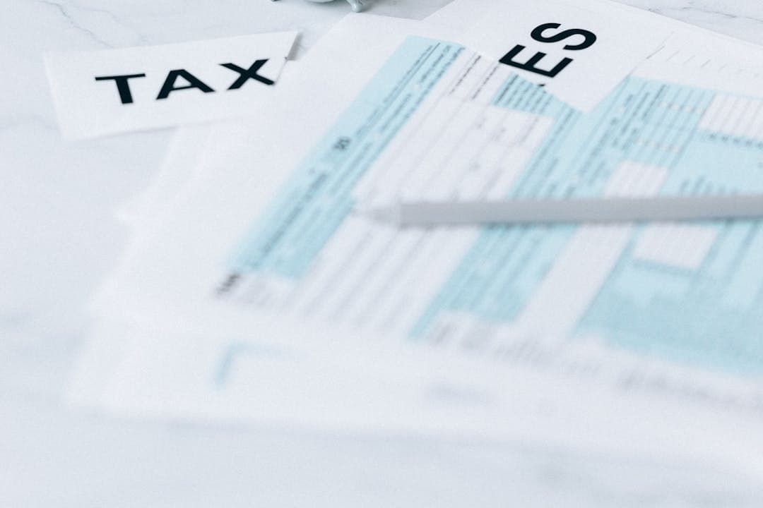 세금 신고 시즌을 알리는 TAX 문구 삽입 이미지