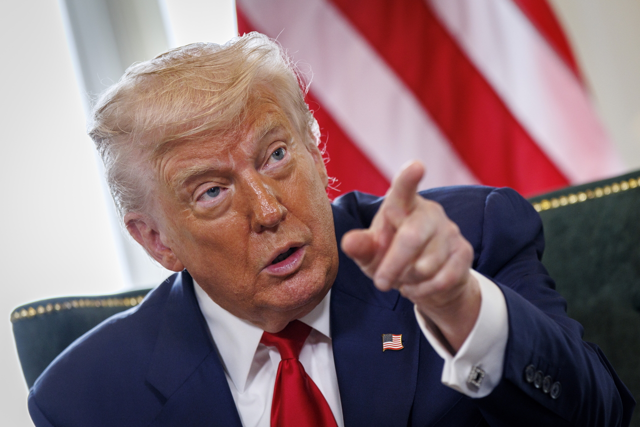 손짓하는 트럼프 대통령 사진