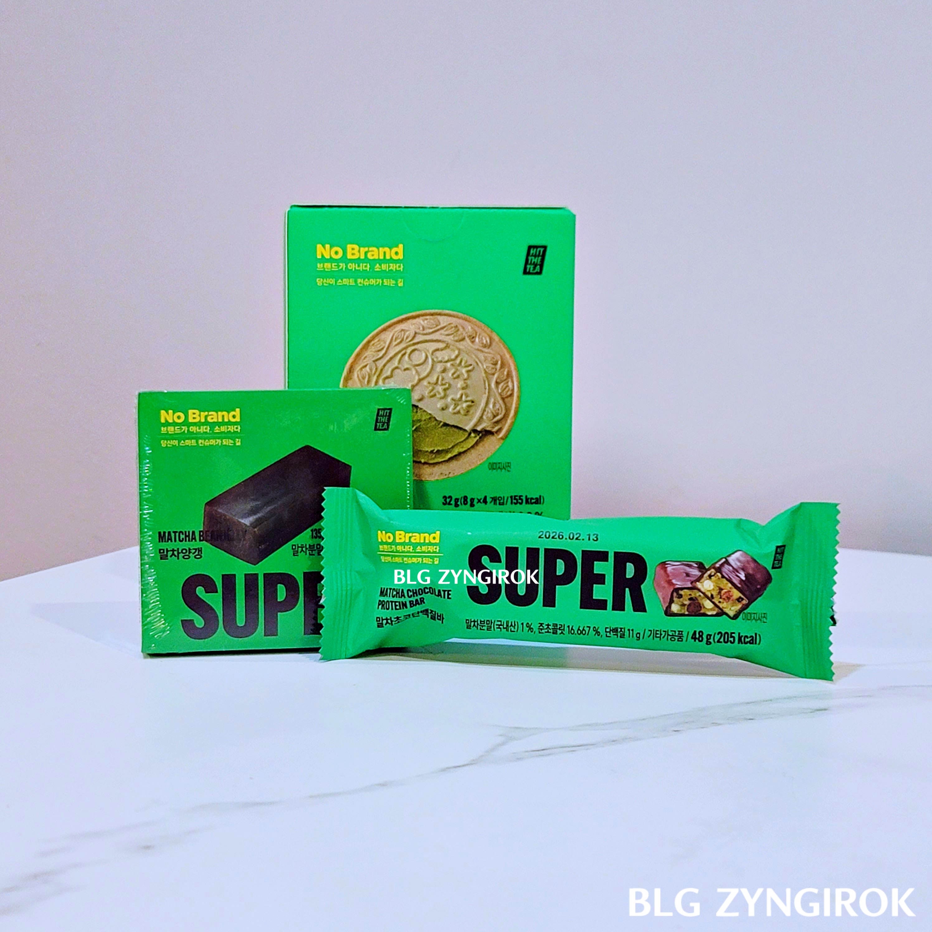 노브랜드 말차 제품들이 테이블 위에 놓여있다.