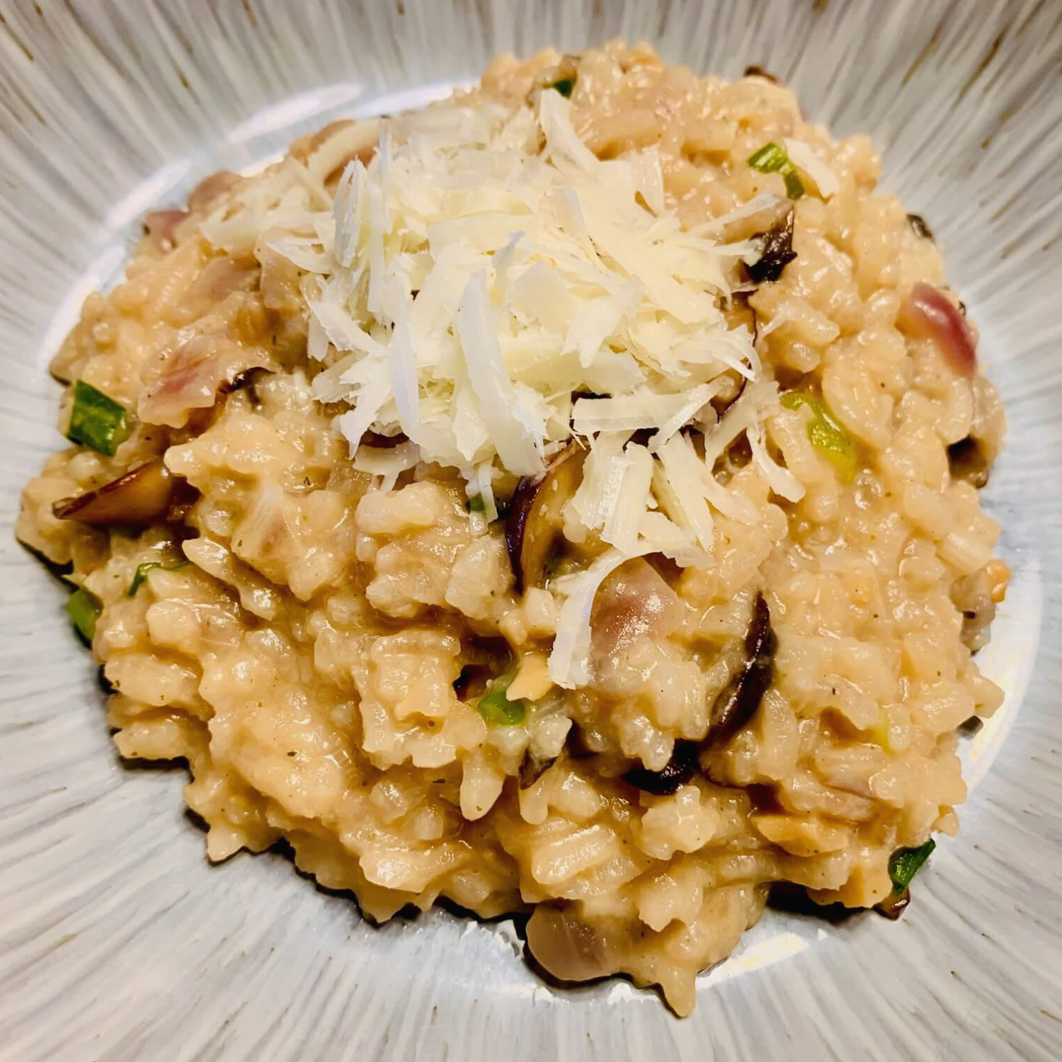 밥-버섯-파-치즈가-올려진-리조또