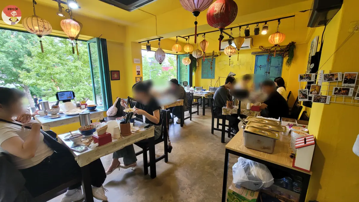 서울-홍대-연남본점-포가레-식당내부-모습-식사하는-손님들