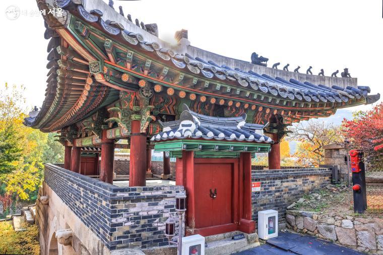 한양도성 사소문(四小門)의 하나로 서북쪽에 있는 문인 '창의문'에 다다른다.