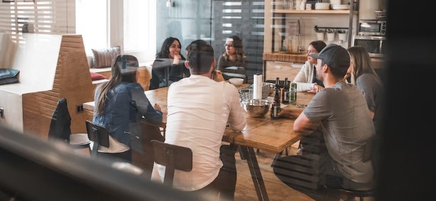 창업-아이템-선정-회의-이미지