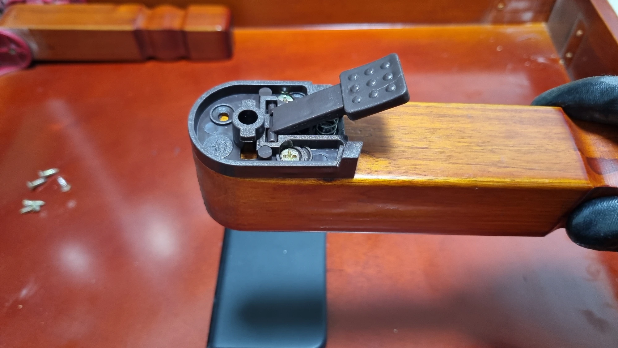 다리에 부품 고정 완료 모습