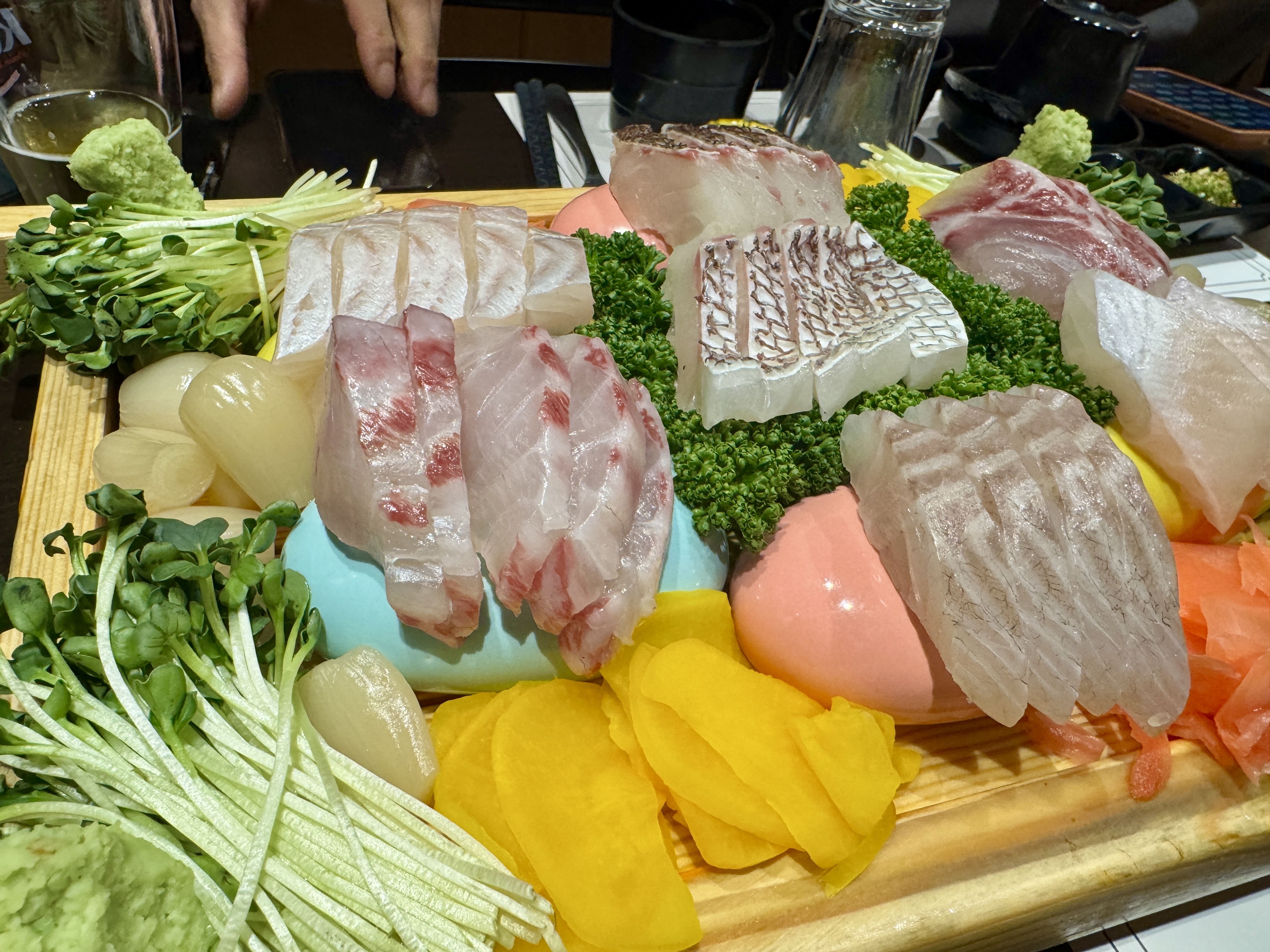 물고기 자리 논현점 숙성회 무한 리필 코스. 광어, 참돔, 농어 등 다양한 생선회가 도톰하게 썰려 나왔으며, 무순과 단무지, 락교, 생와사비가 곁들여져 있다.