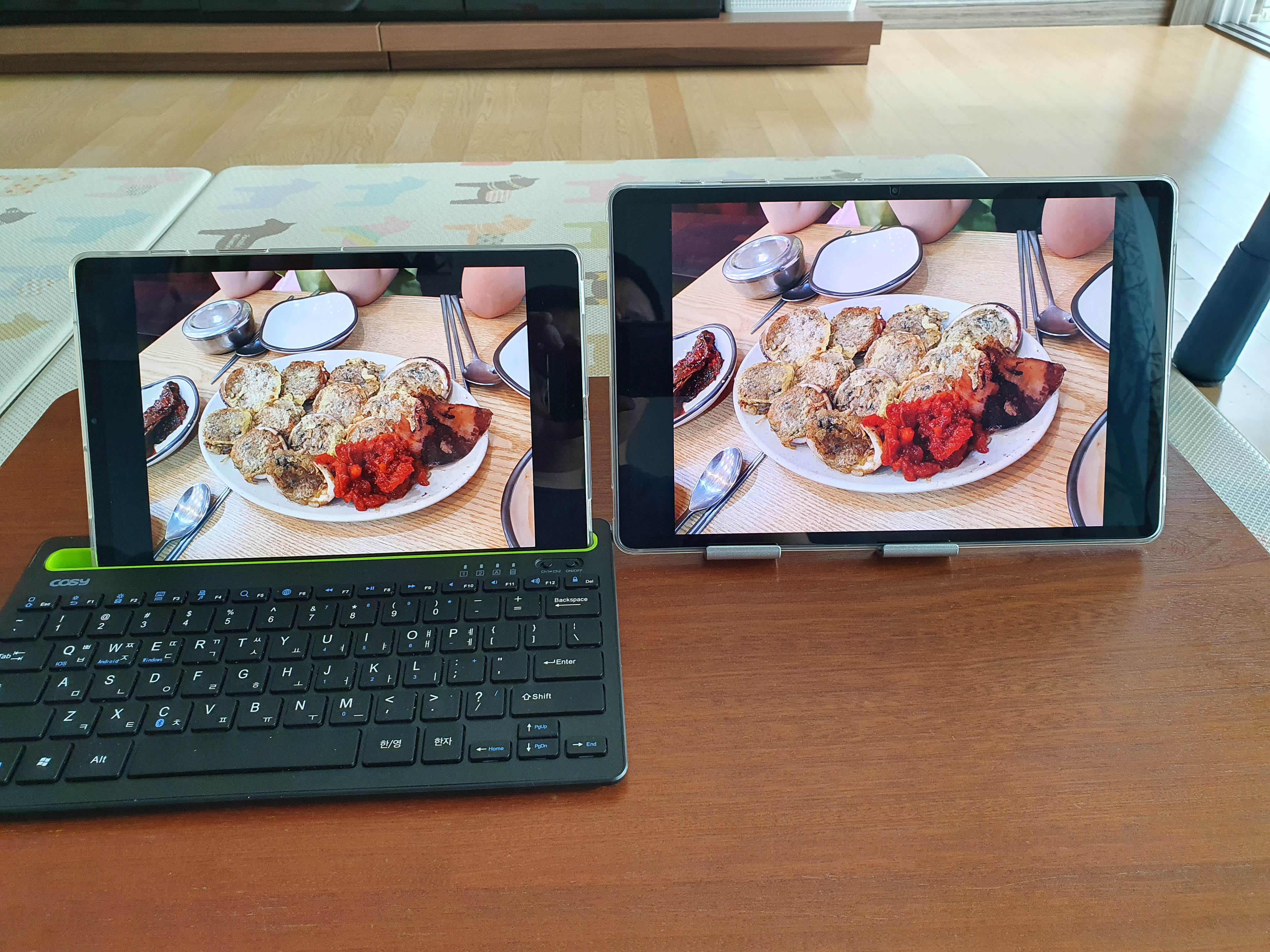 좌) 갤탭 S5e, 우) 갤탭S7+ 오징어 순대 사진 비교