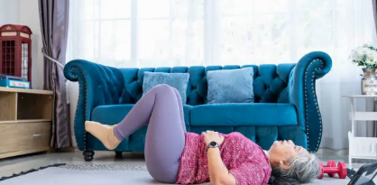 노인 누워서 무릎운동 이미지사진