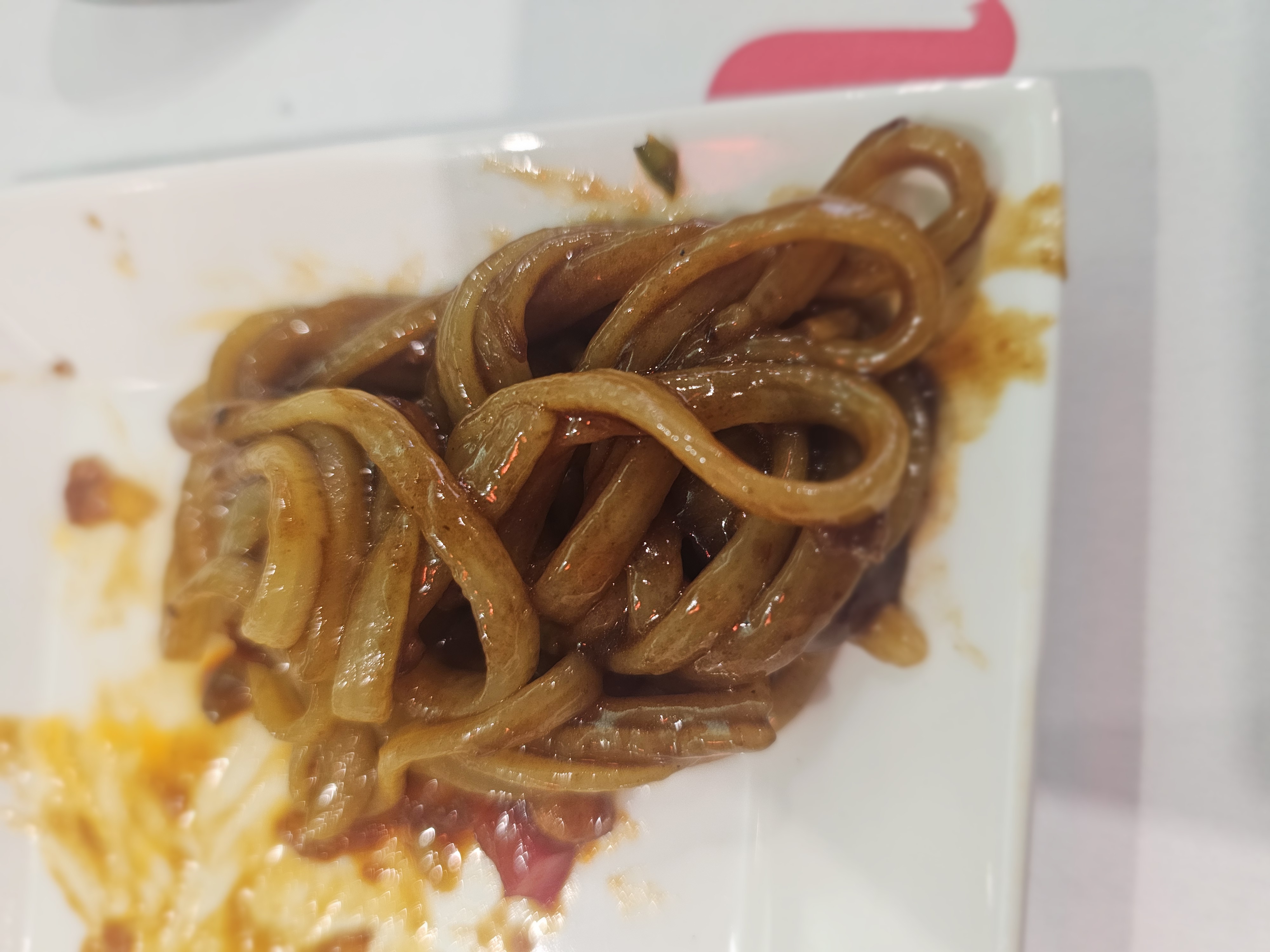 부산 서구 차차알 유니짜장 클로즈업, 접시에 남은 면발