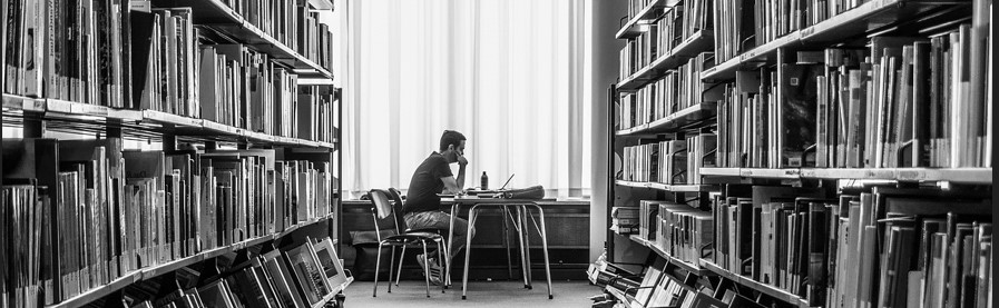 책이 많은 도서관에서 책읽는 남자 사진