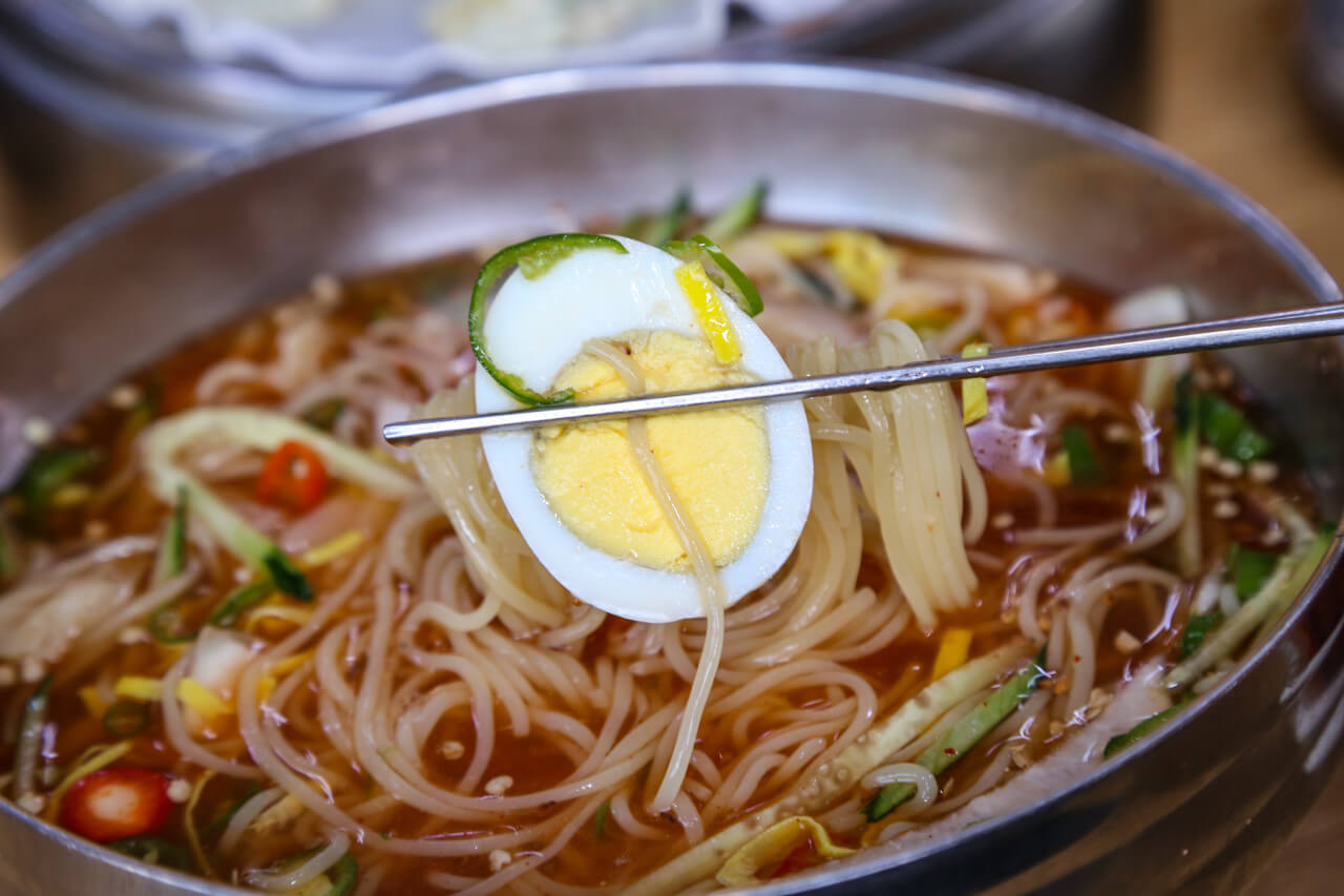 생방송투데이 3784회 한우물의 법칙 경주 전통 밀면 전문점 맛집 불국사밀면 (밀면 연탄불고기 맛집)