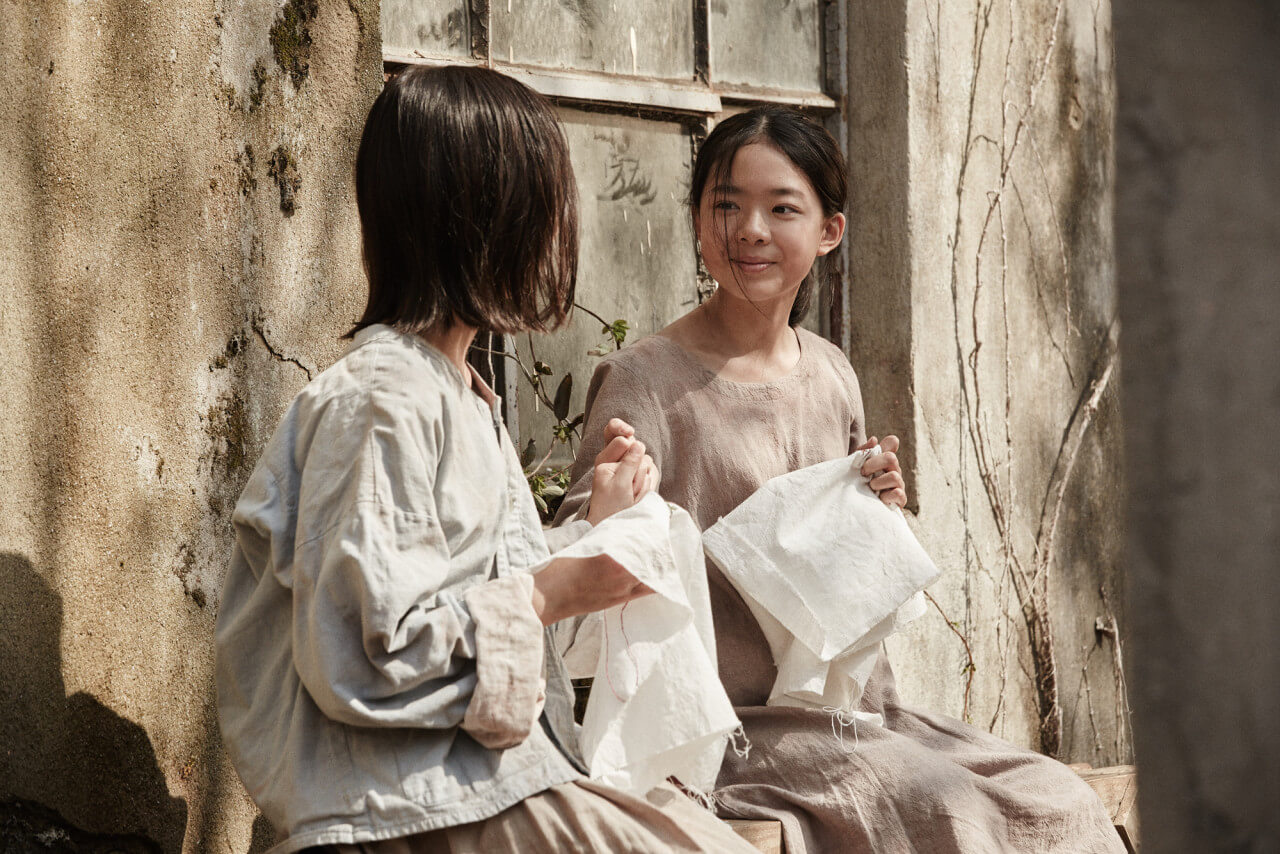 어린 옥분과 정심이 서로 새끼 손가락을 걸고 약속하는 모습