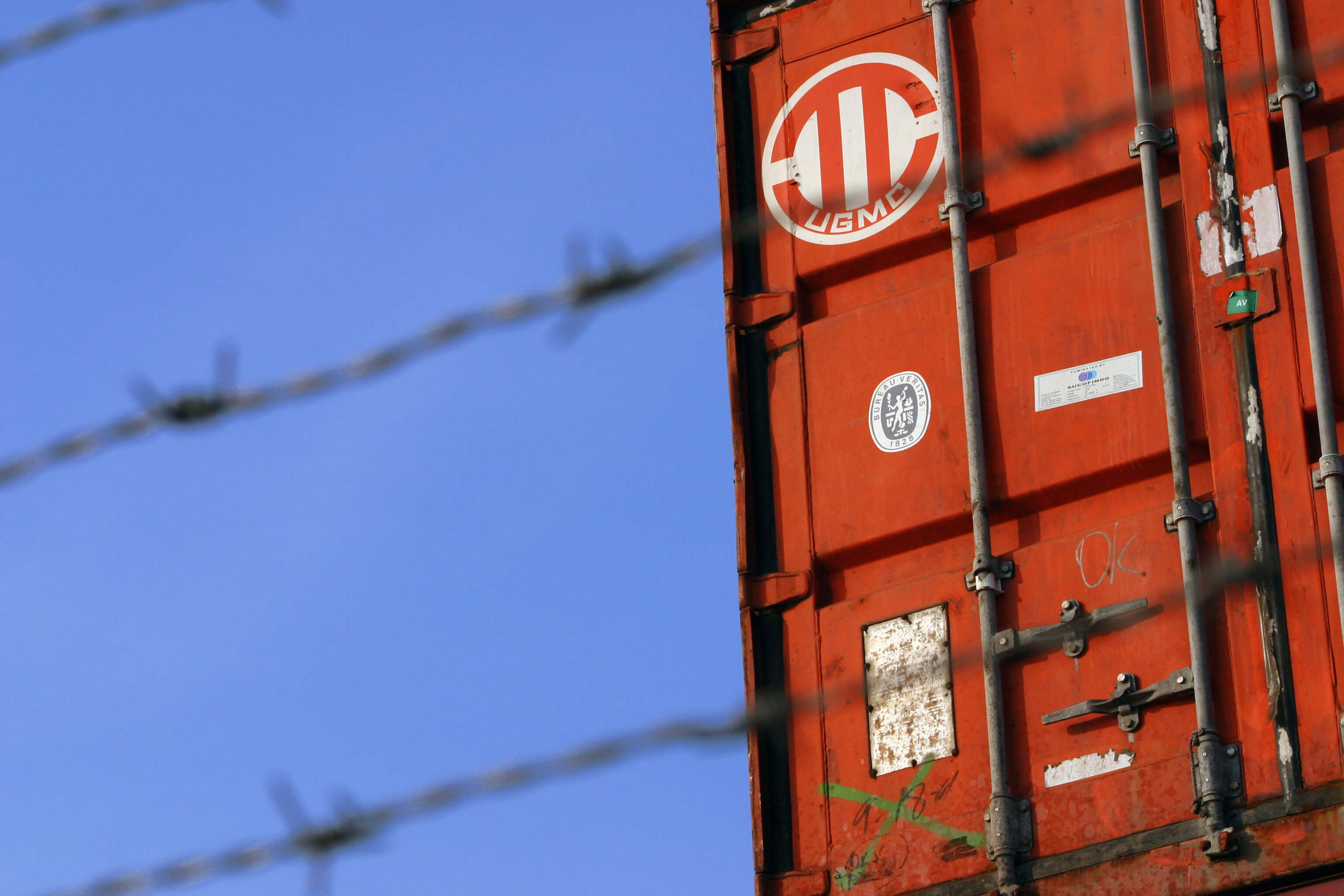 철조망 뒤 콘테이너 박스