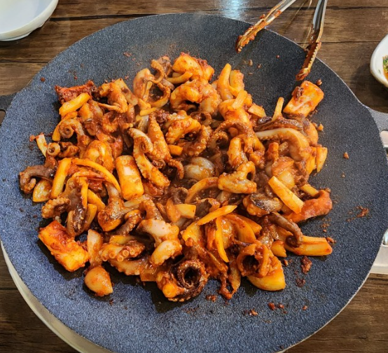 생방송투데이 외국인의 밥상 엘로디가 반한 쭈꾸미볶음 한상 감자전 은평구 응암역 보들이쭈꾸미