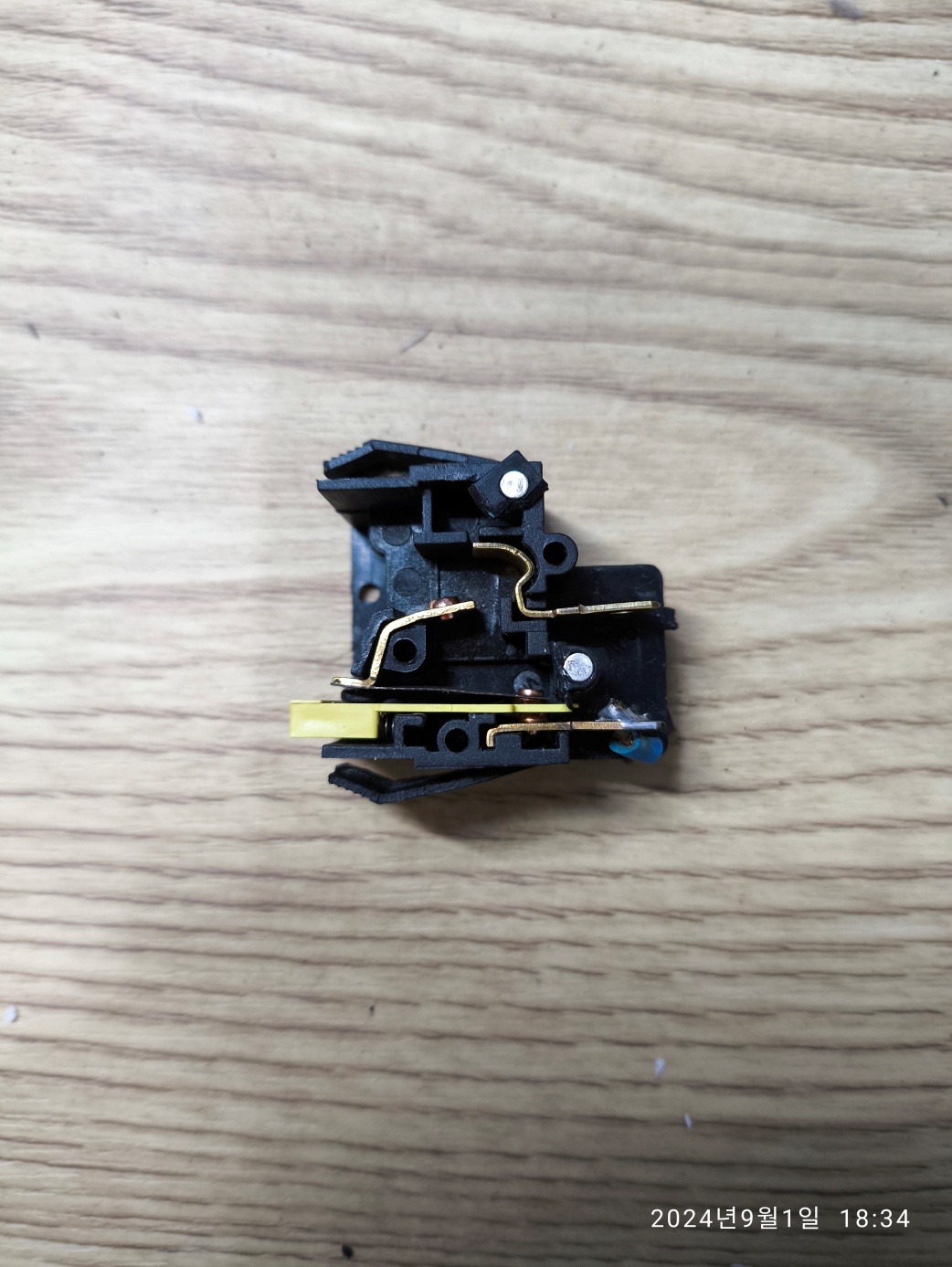 멀티탭 스위치 중 리셋 버튼의 구조