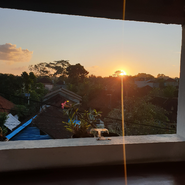 루프탑 한쪽에 있는 사각틀 사이로 일몰이 보인다. 해가 넘어가는 곳에 보이는 나무 한구르가 인상적이다.