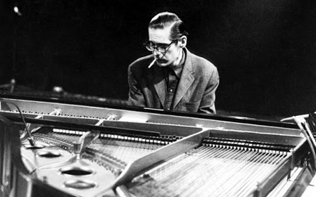 빌 에번스(Bill Evans)와 피아노를 연주하는 모습
