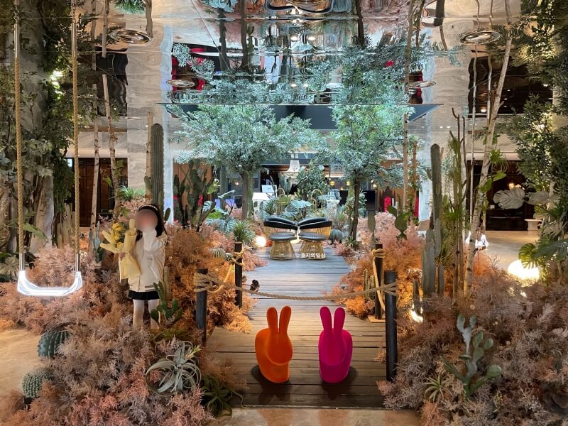 서울 용산 이태원 몬드리안 호텔 1층 로비 정원