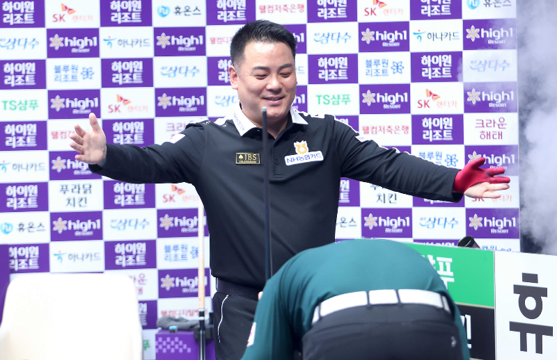 하이원리조트 PBA 챔피언십 4강 조재호 당구선수가 승리한 오태준 당구선수를 격려하는 모습