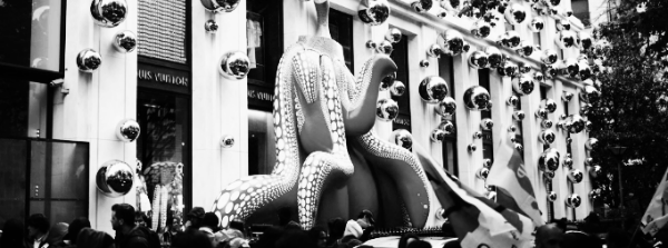 루이뷔통 본사 앞 시위대