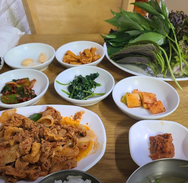 돌담집-우렁이쌈밥-계란말이달인
