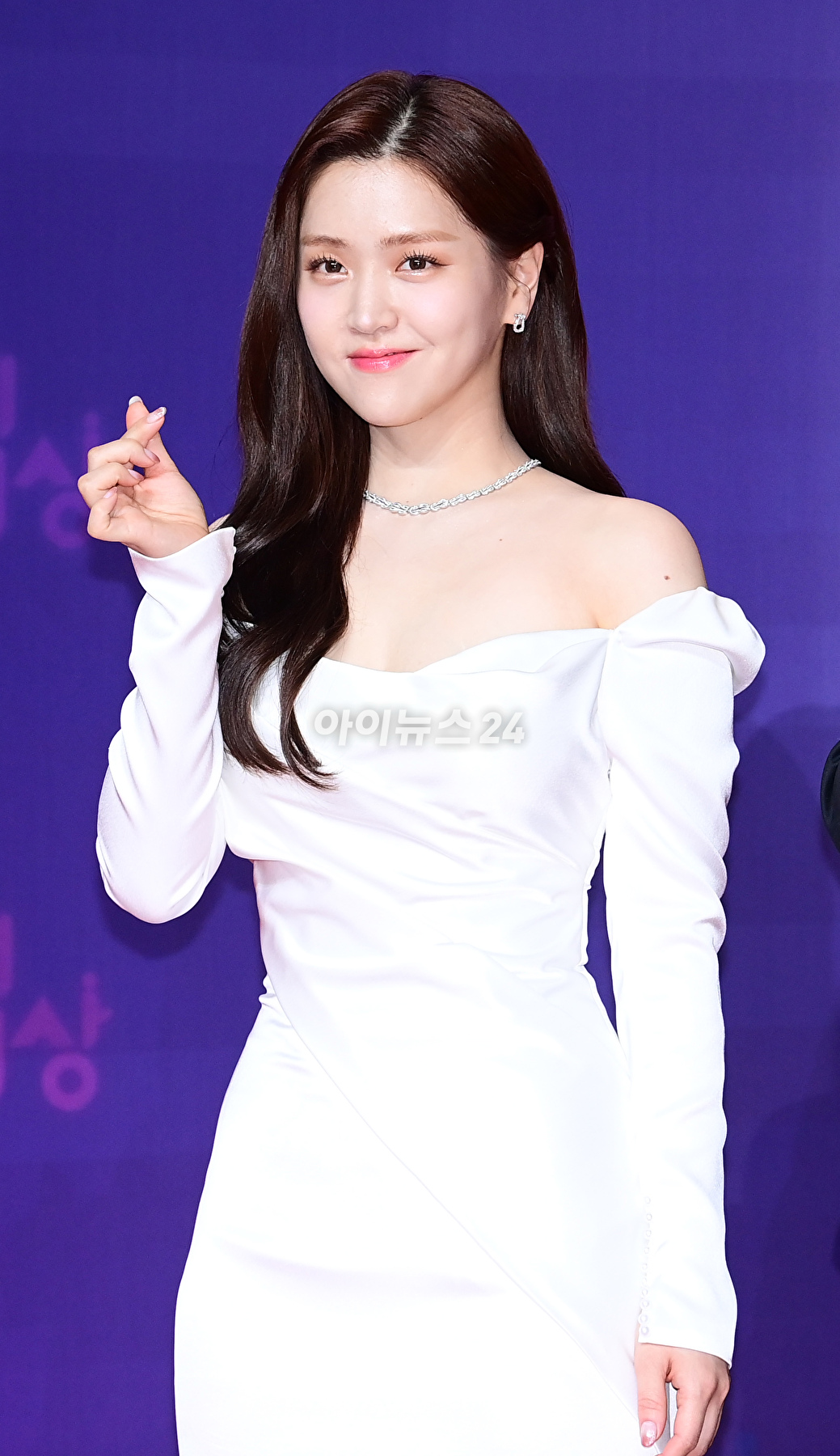 배우 김지은이 30일 오후 서울 마포구 상암 SBS 상암프리즘 타워에서 열린 &#39;2023 SBS 연예대상&#39; 시상식에 MC로 참석하고 있다. [사진=정소희 기자]