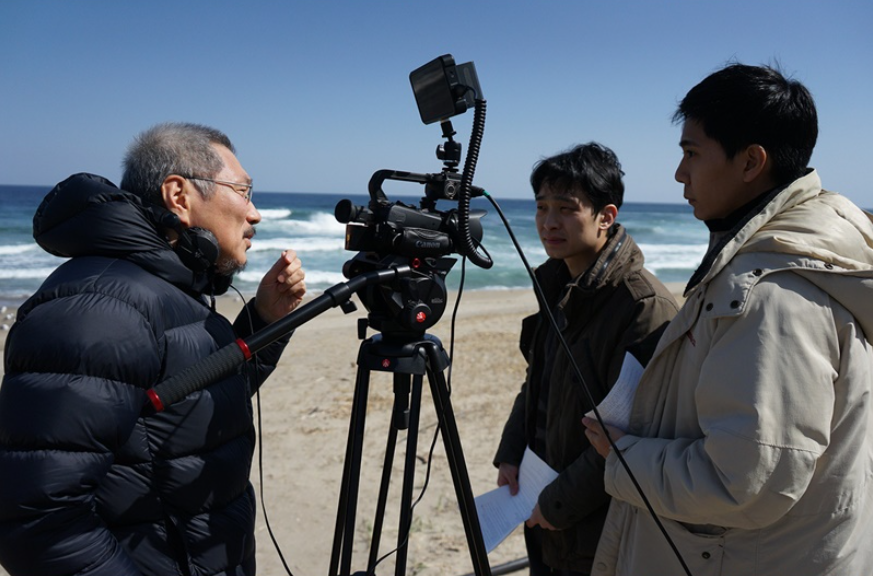 영화 '인트로덕션' 연출 중인 홍상수(좌) 감독 이미지