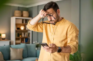 투자 실패해 낙담한 사람