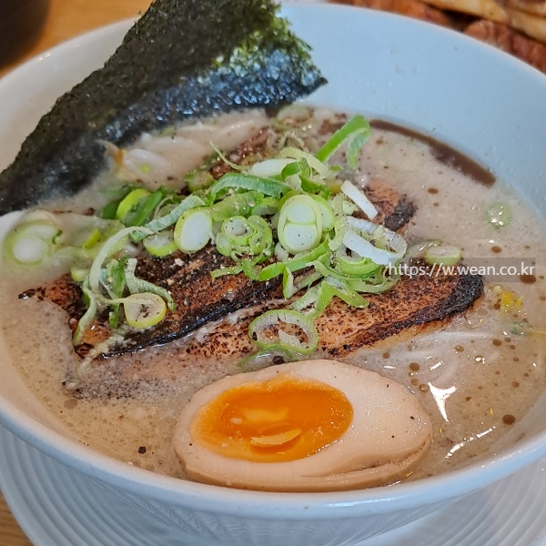 라면 위에 파가 있어요.