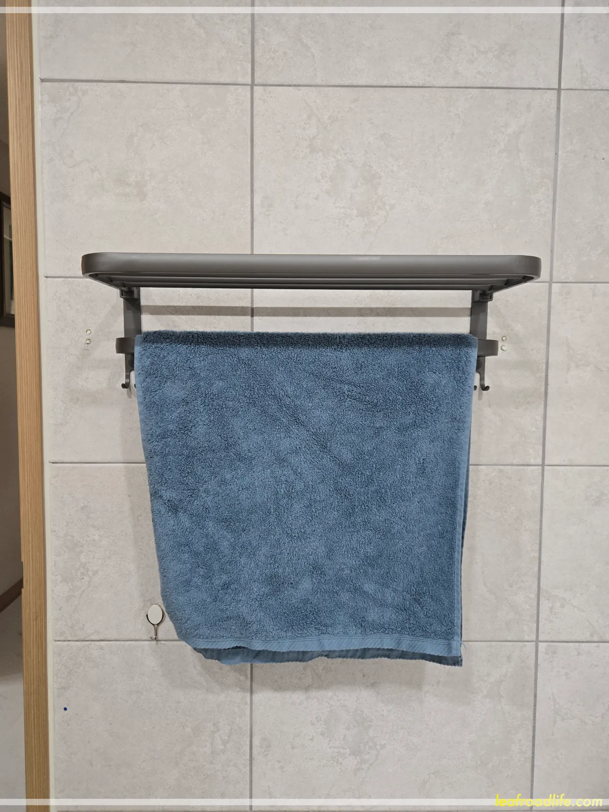 무타공마켓-무타공-수건걸이-선반-설치하고-수건을-걸어논-모습