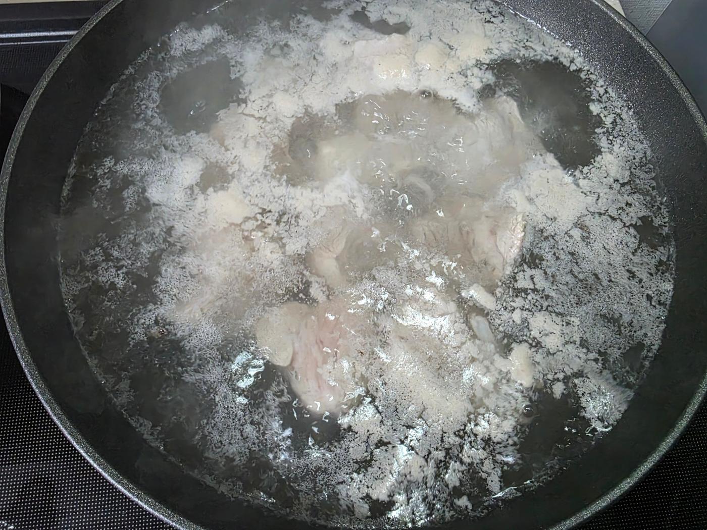 돼지갈비 데치는 모습