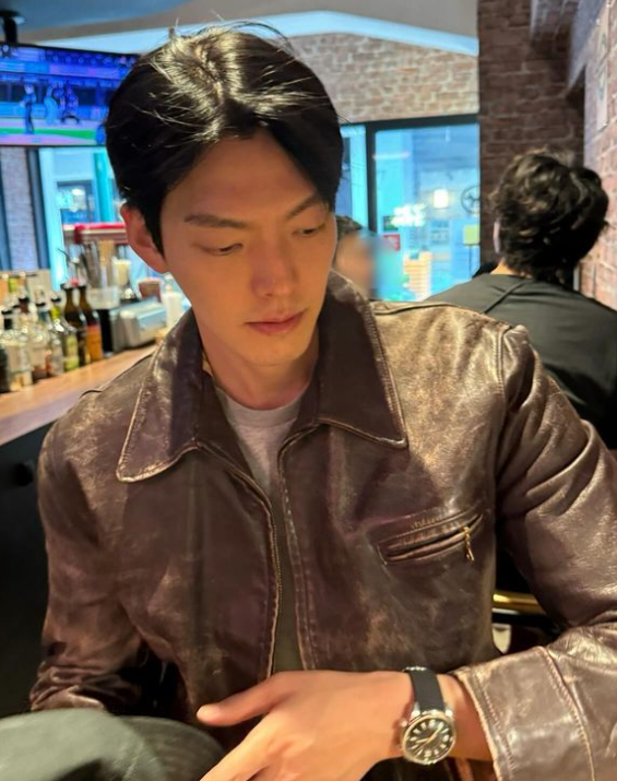 김우빈 프로필 작품활동 연애 신민아 결혼 투병 결별 드라마 영화 넥플릭스