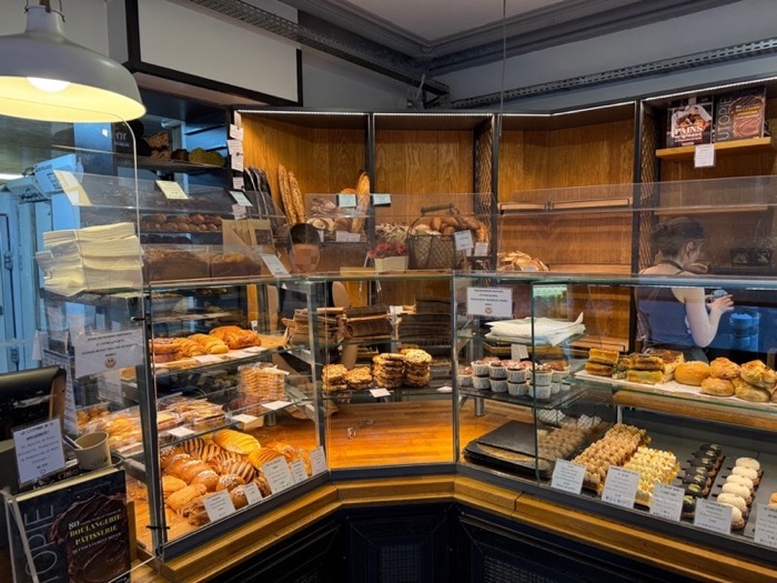 파리 유토피 내부, Utopie bakery interior counter, 파리 현지 빵집 분위기, 파리 베이커리 직원 작업