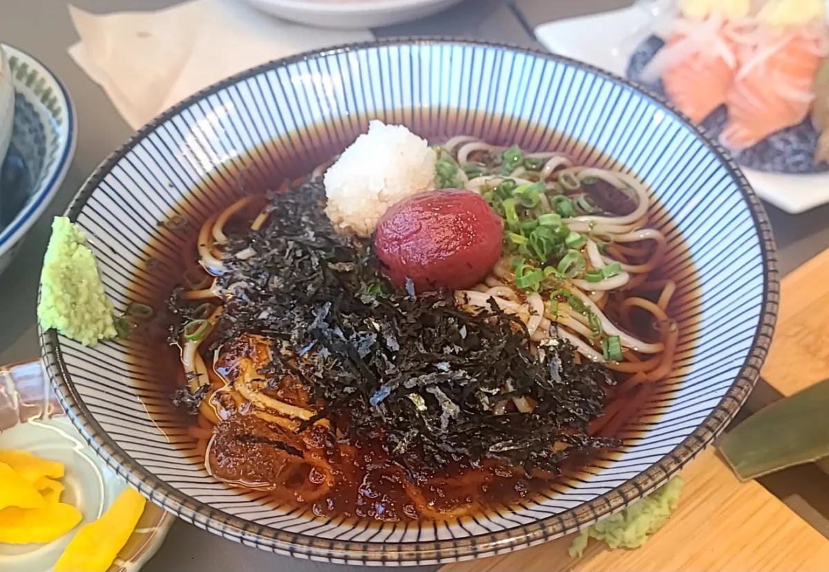 루키스시-냉모밀소바-살얼음과-방울토마토-무즙이-올려진모습