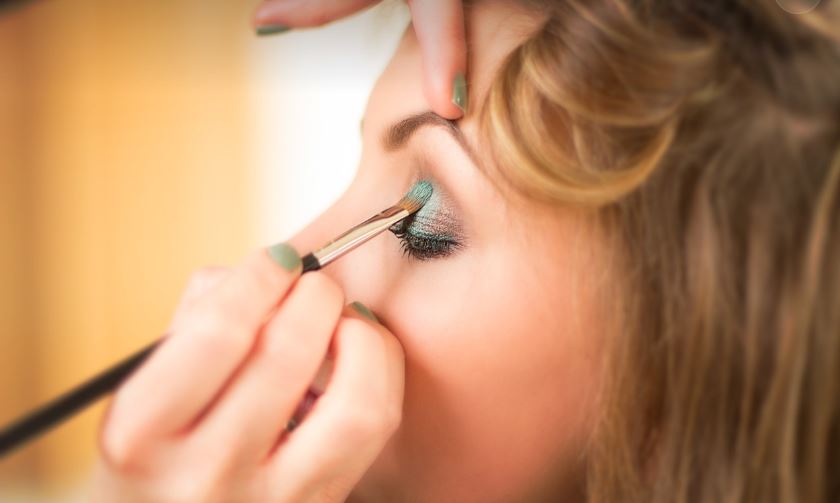 화장품 시장 변화 흐름 관련 사진