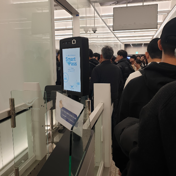 인천공항 스마트패스 등록 및 사용 후기: 정말 빠를까?_스마트 패스 안면 인식 기계.