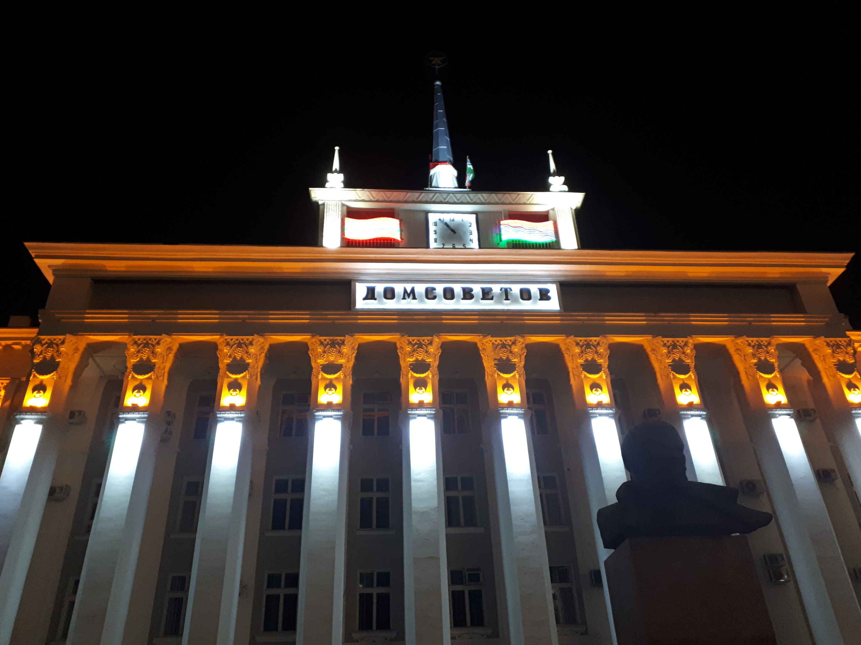 트란스니스트리아 티라스폴 소비에트 의회 건물 야경과 레닌 동상