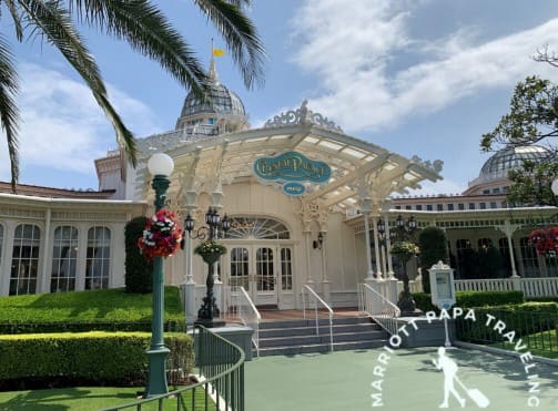 식당 외관이 흰색으로 도배되어 되어있는 사진