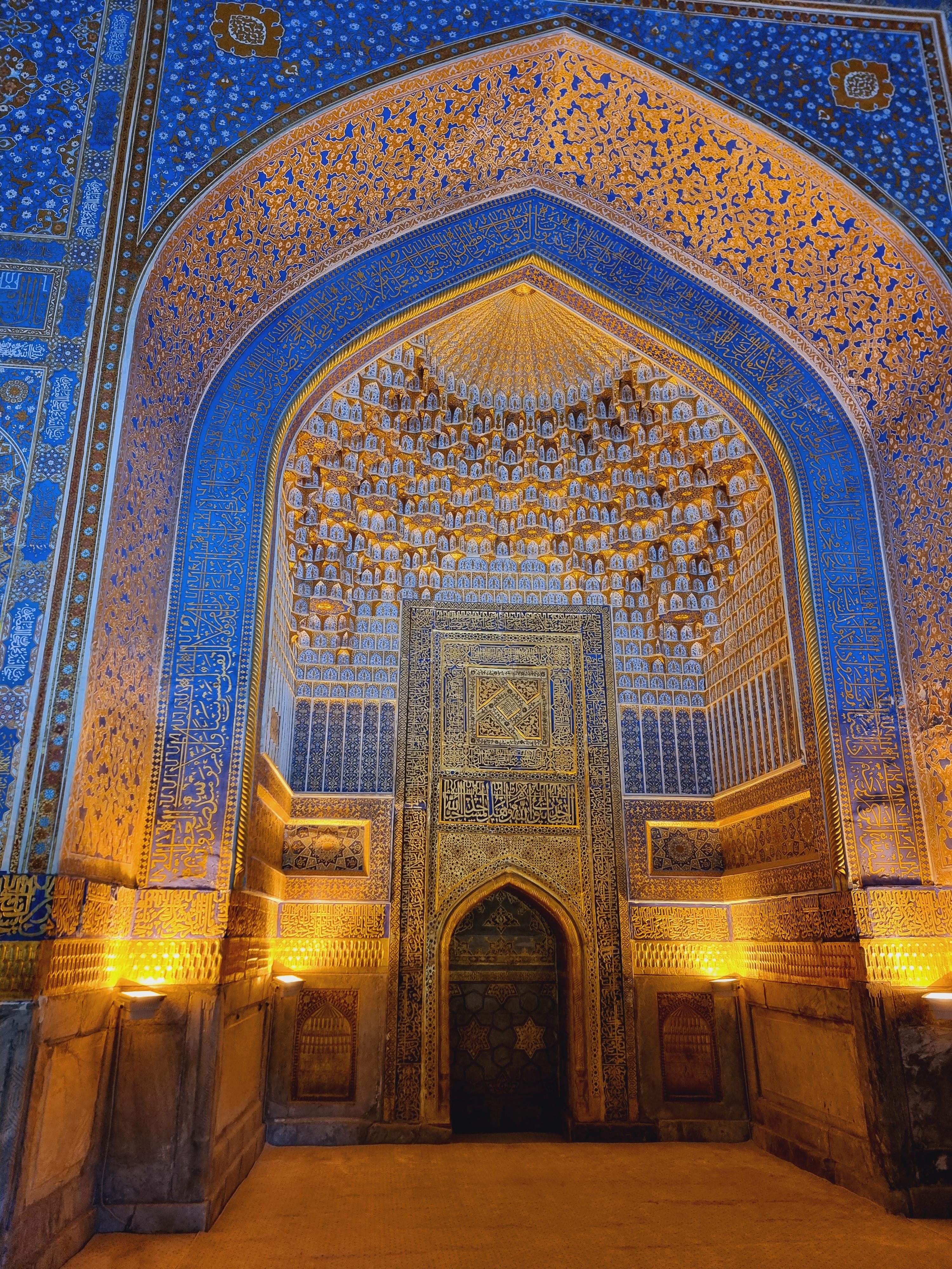 레기스탄 광장 건물의 화려한 내부