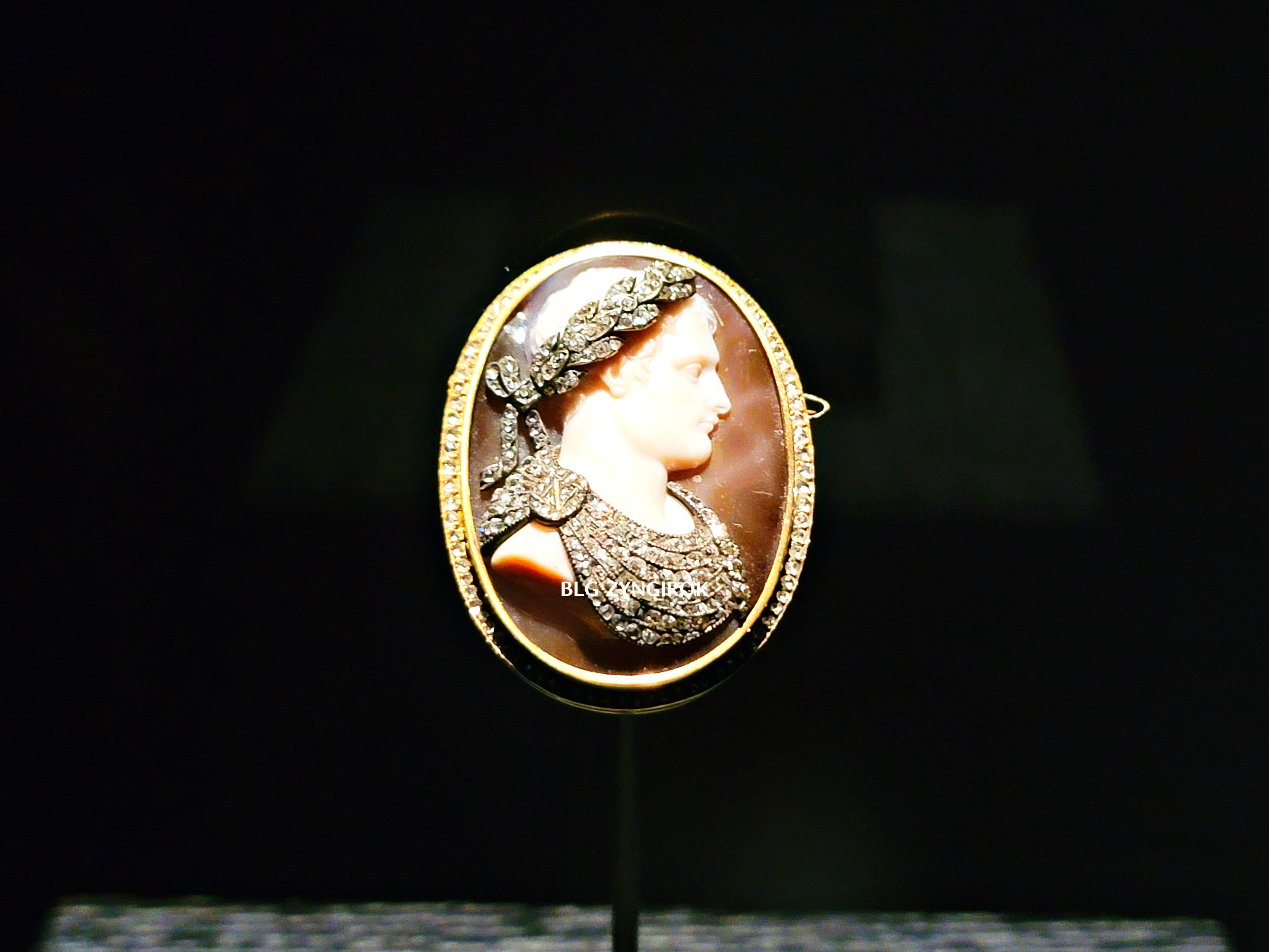 롯데타워 - 롯데뮤지엄 고혹의 보석 매혹의 시간 - 티아라 전시품 모습이다.