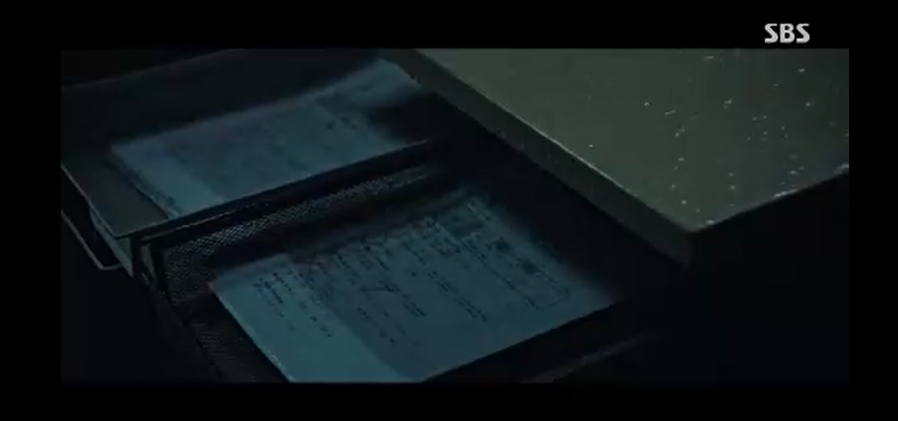 모범택시 시즌2 설문지가 물에 젖고있다.