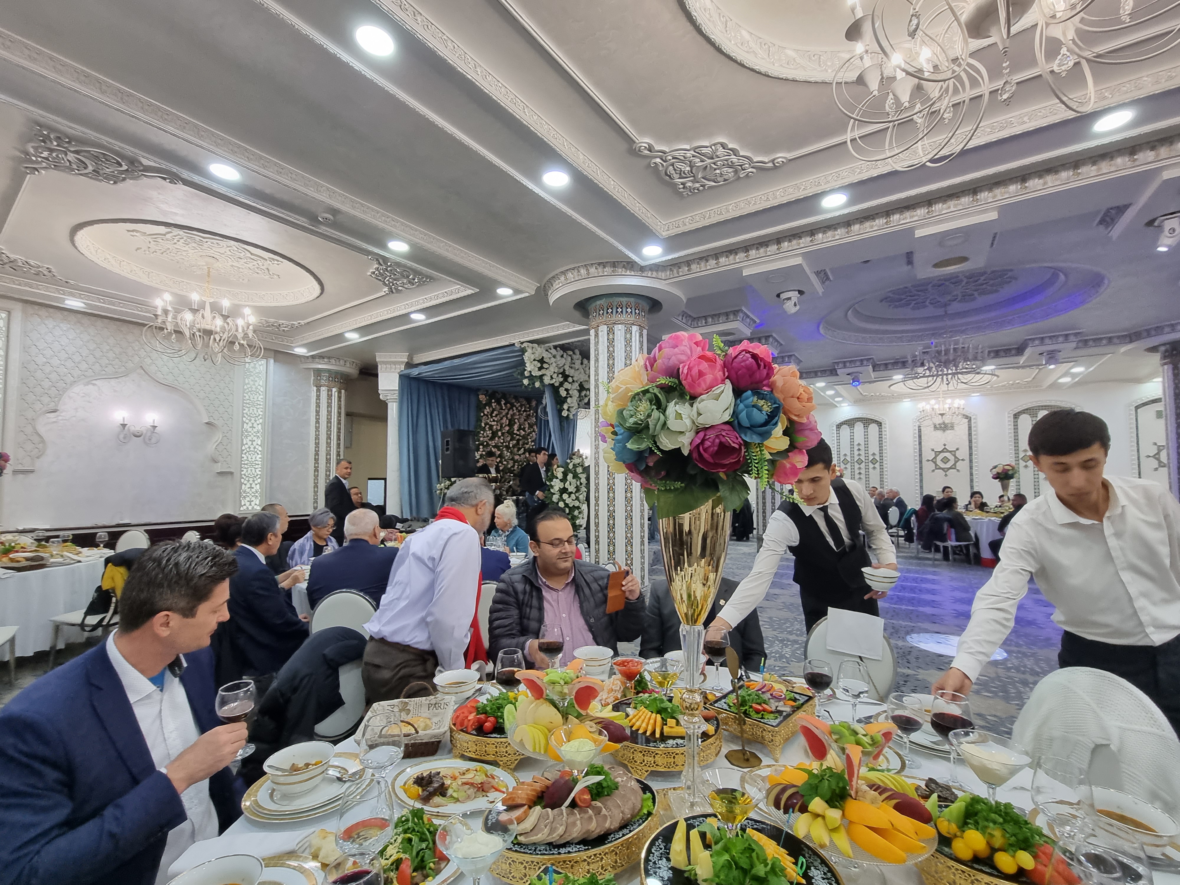 계속 제공되는 우즈벡 음식과 와인