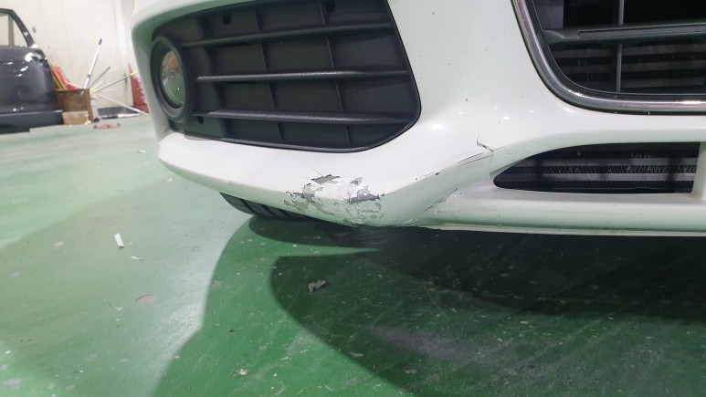 아우디 A4 앞범퍼 긁힘 복원 작업 전