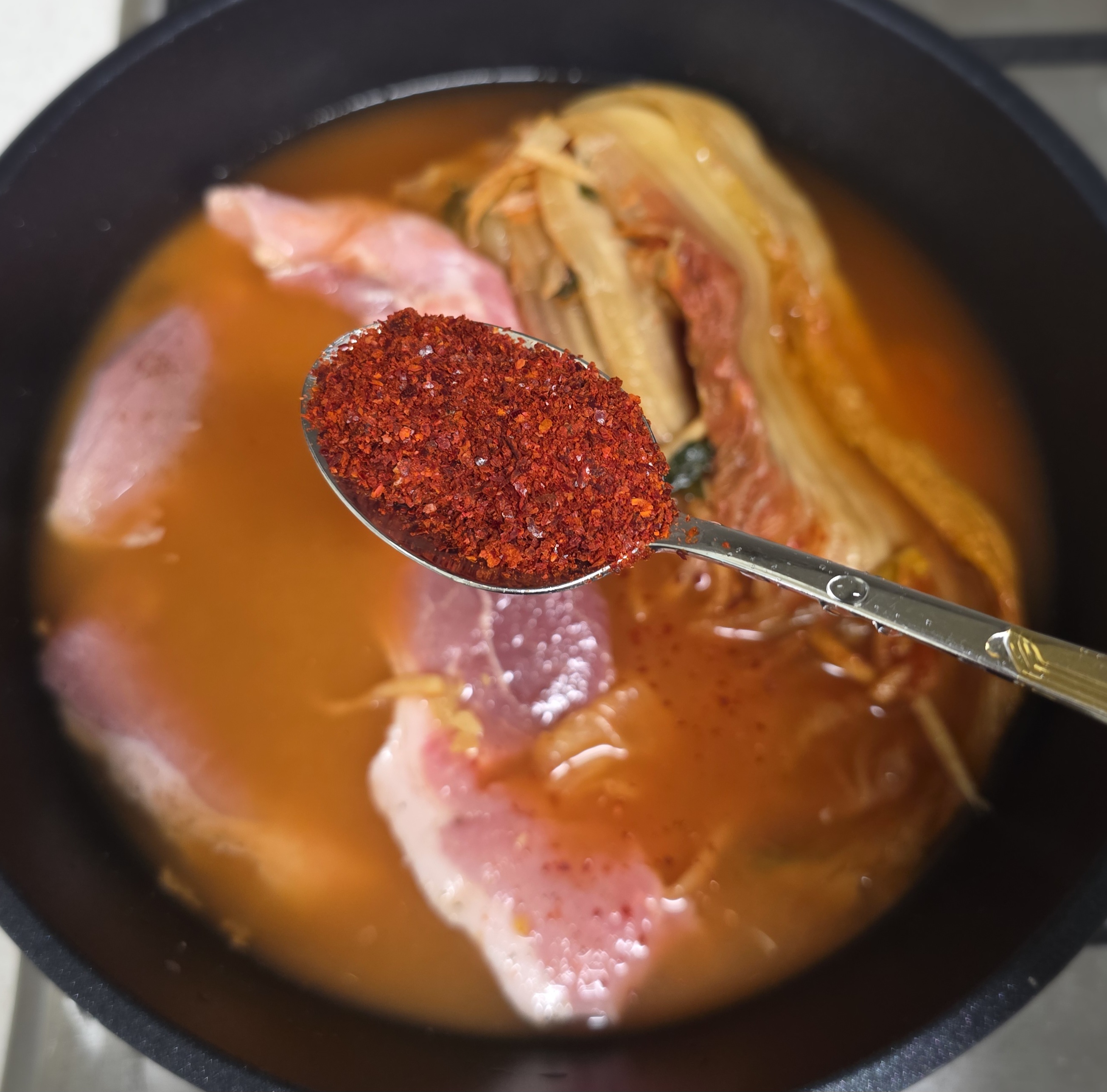 고춧가루로-매운맛을-냅니다.