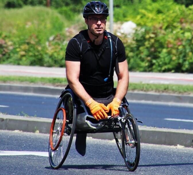 장애인이 휠체어에 앉아 있는 사진입니다.