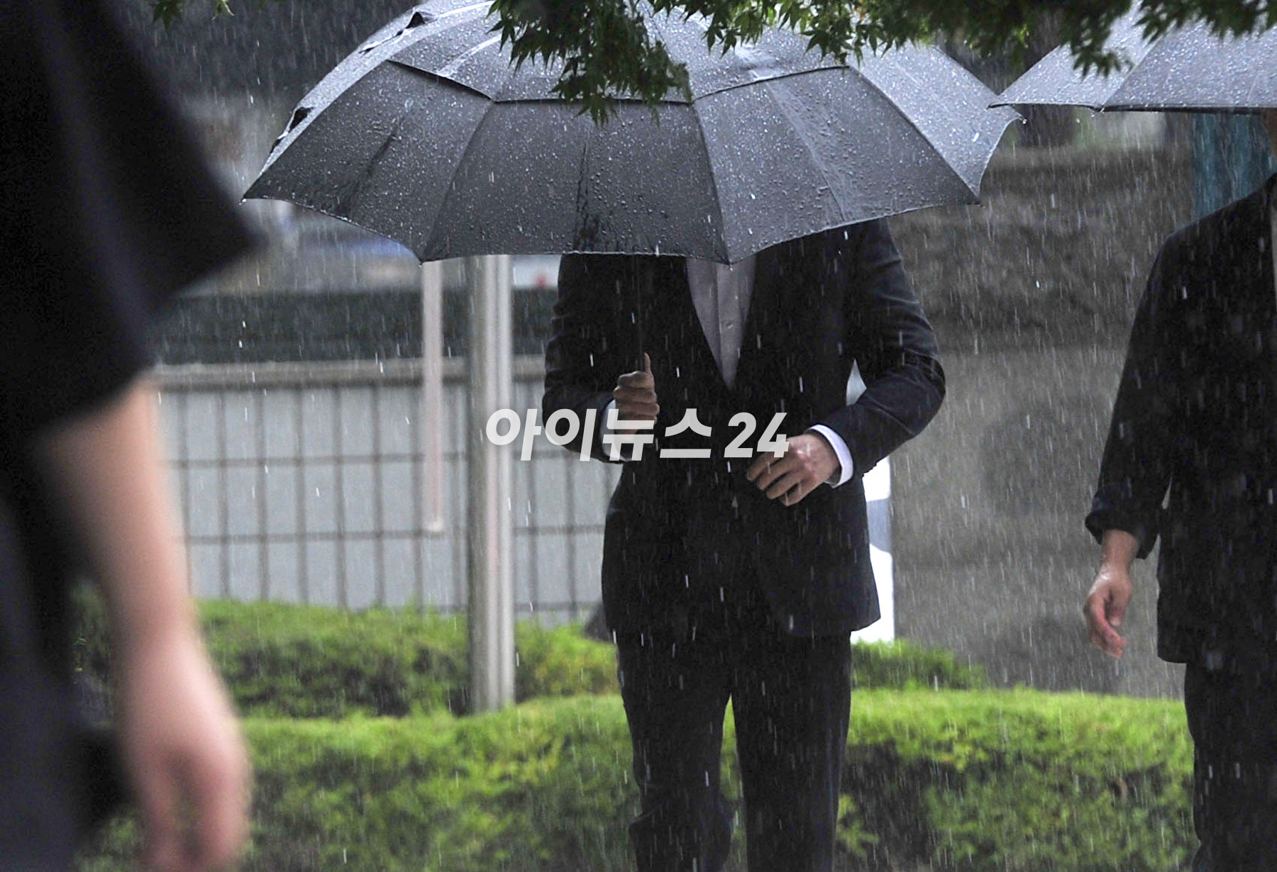 병역 비리 혐의로 재판에 넘겨진 래퍼 라비(본명 김원식)가 10일 오후 서울남부지방법원에서 열린 병역법 위반 등 혐의 1심 선고 기일에 출석하고 있다. [사진=정소희 기자]