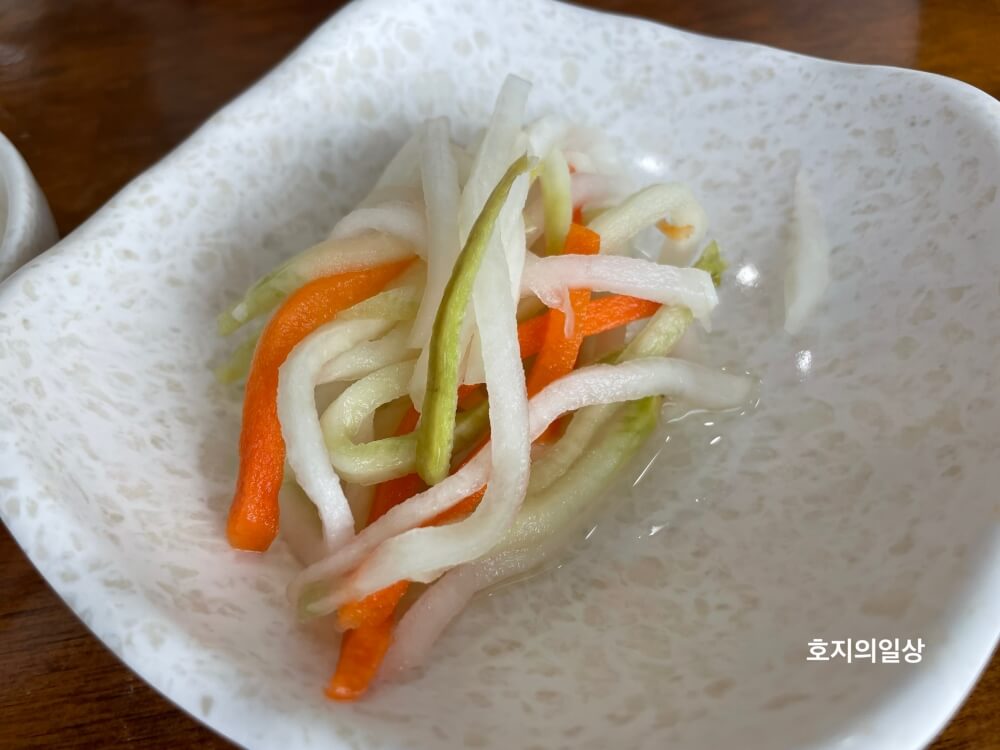 제주 구좌 전복 맛집 명진전복 - 기본찬 무채 샐러드